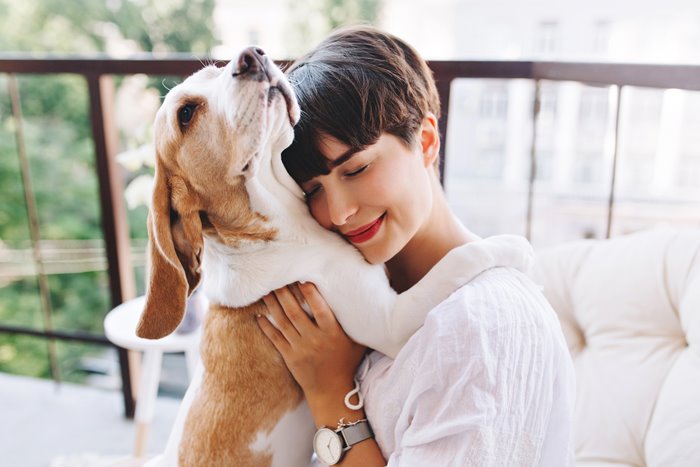 Pas u zagrljaju žene - Ljubimci i kvaliteta života